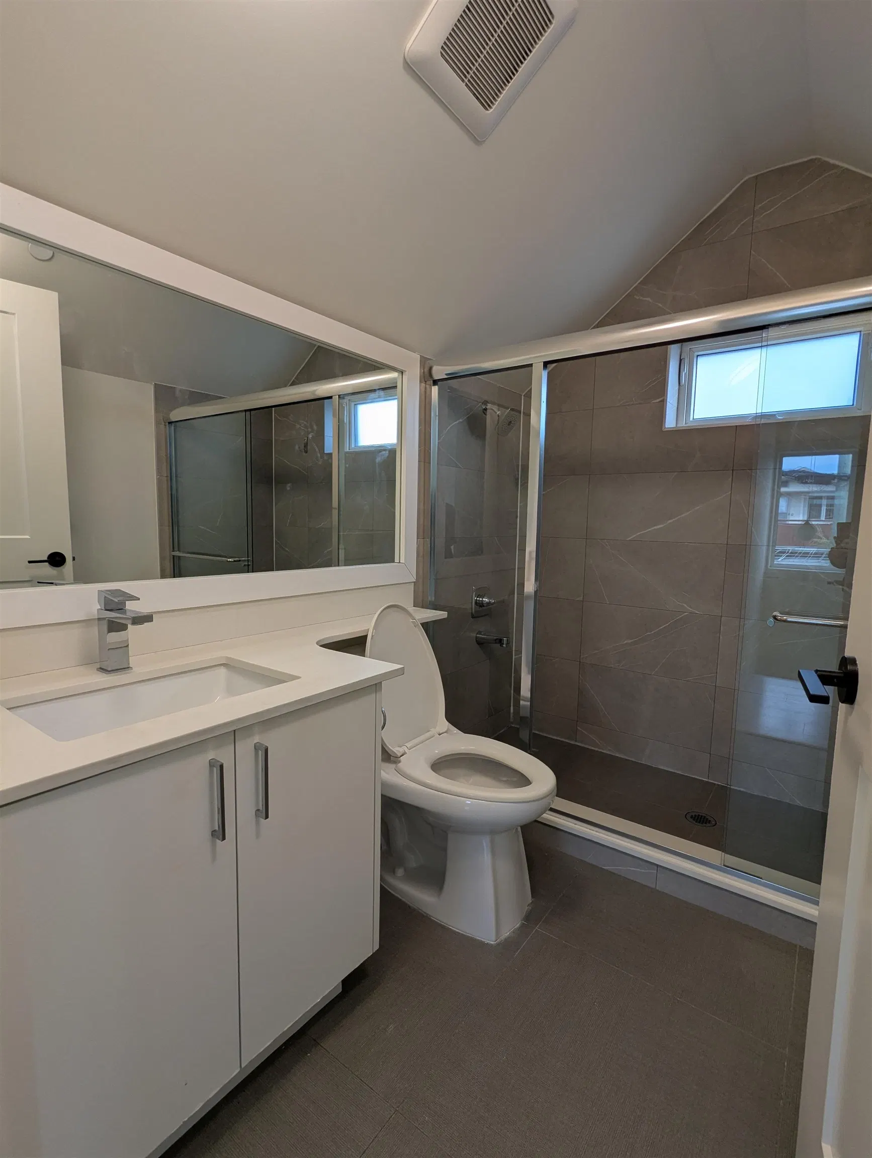 Photo 5 of 8 at 2621 E 47th Avenue