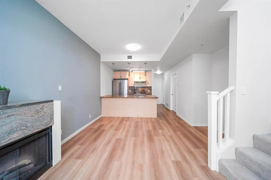 Photo 4 of 36 at #303 – 1211 Melville Street