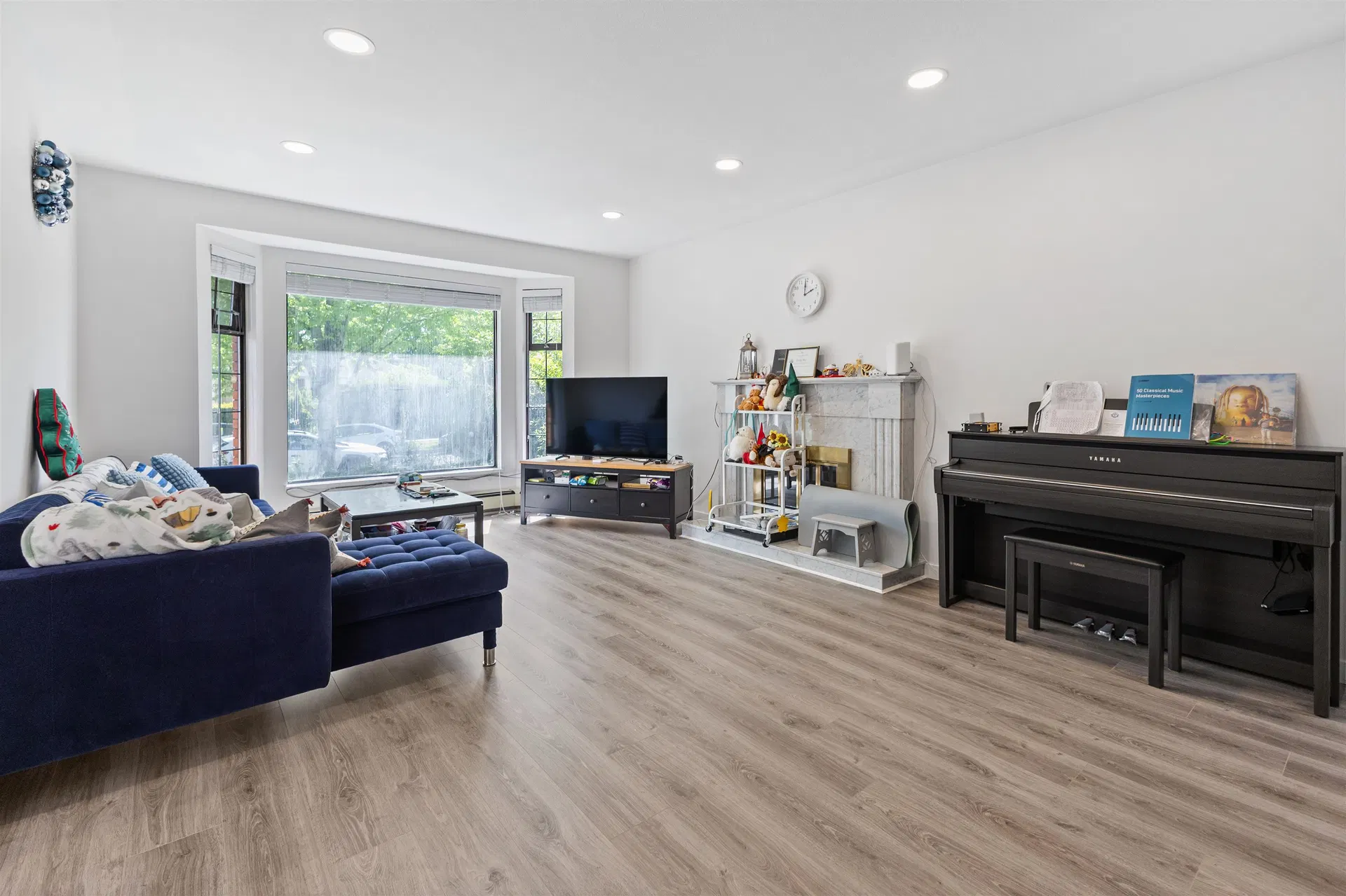 Photo 3 of 30 at 189 W 46th Avenue