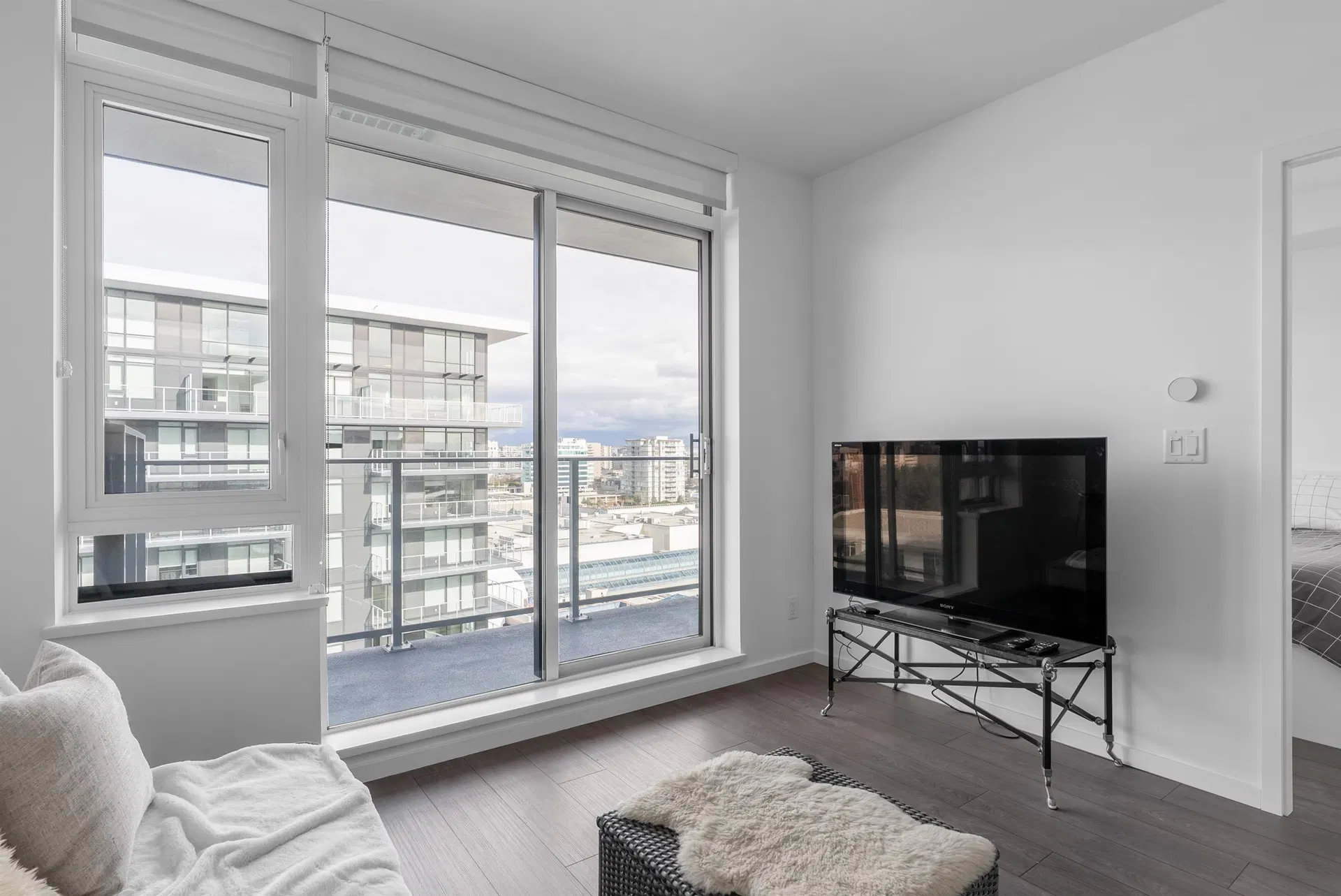 Photo 5 of 32 at #1215 – 6500 Minoru Boulevard