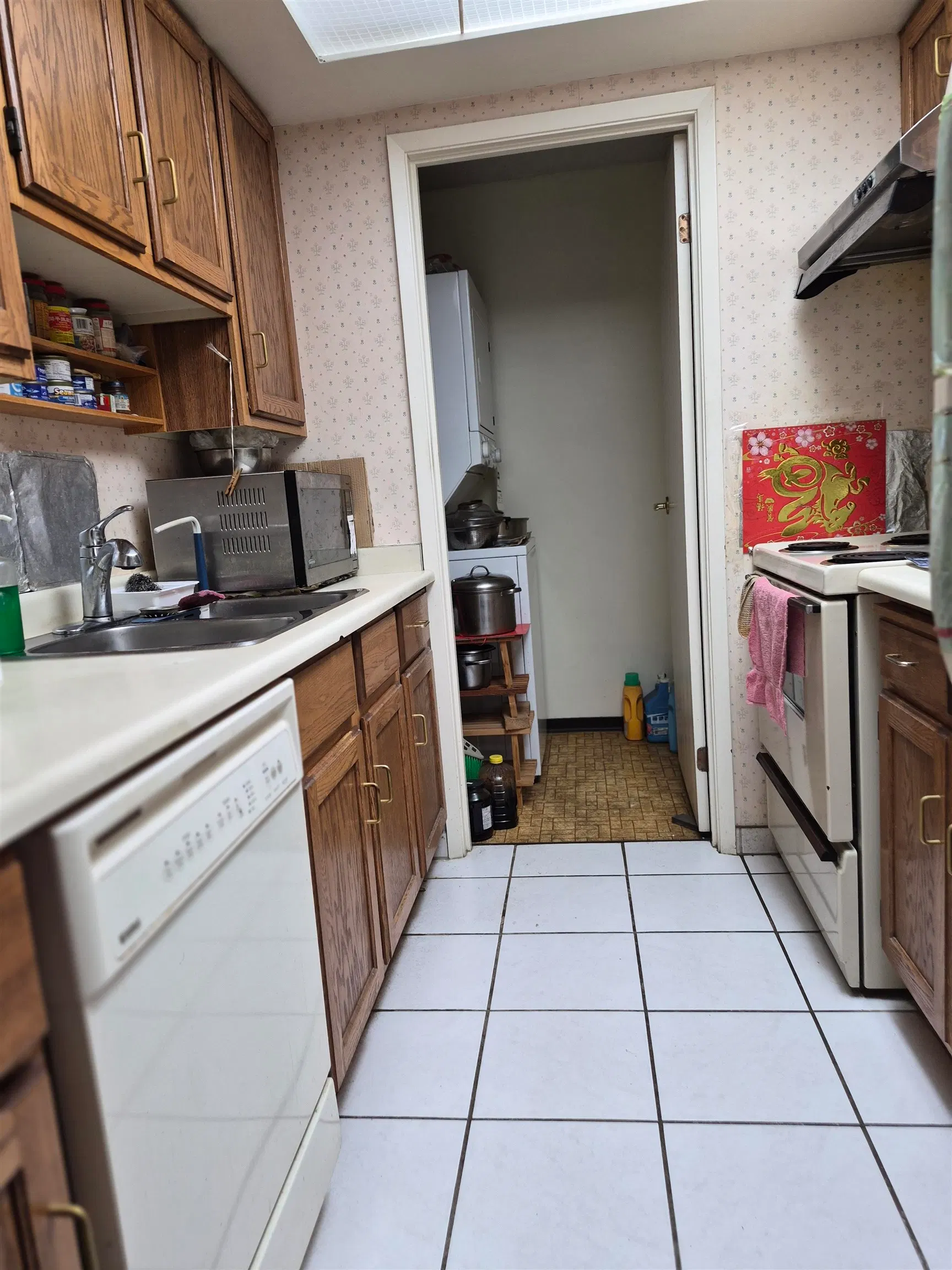 Photo 4 of 10 at #1404 – 6595 Willingdon Avenue
