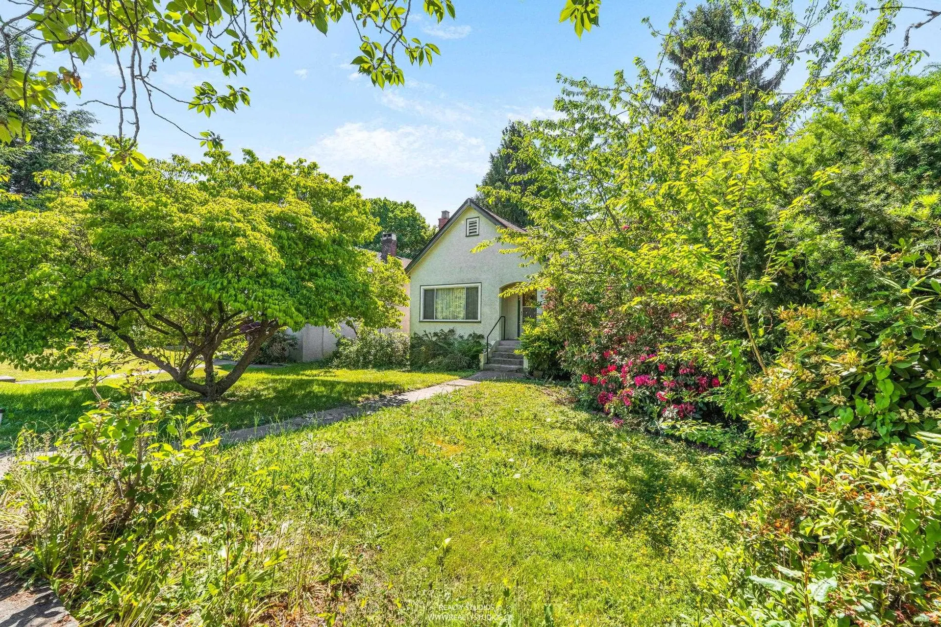 Photo 1 of 17 at 28 W King Edward Avenue