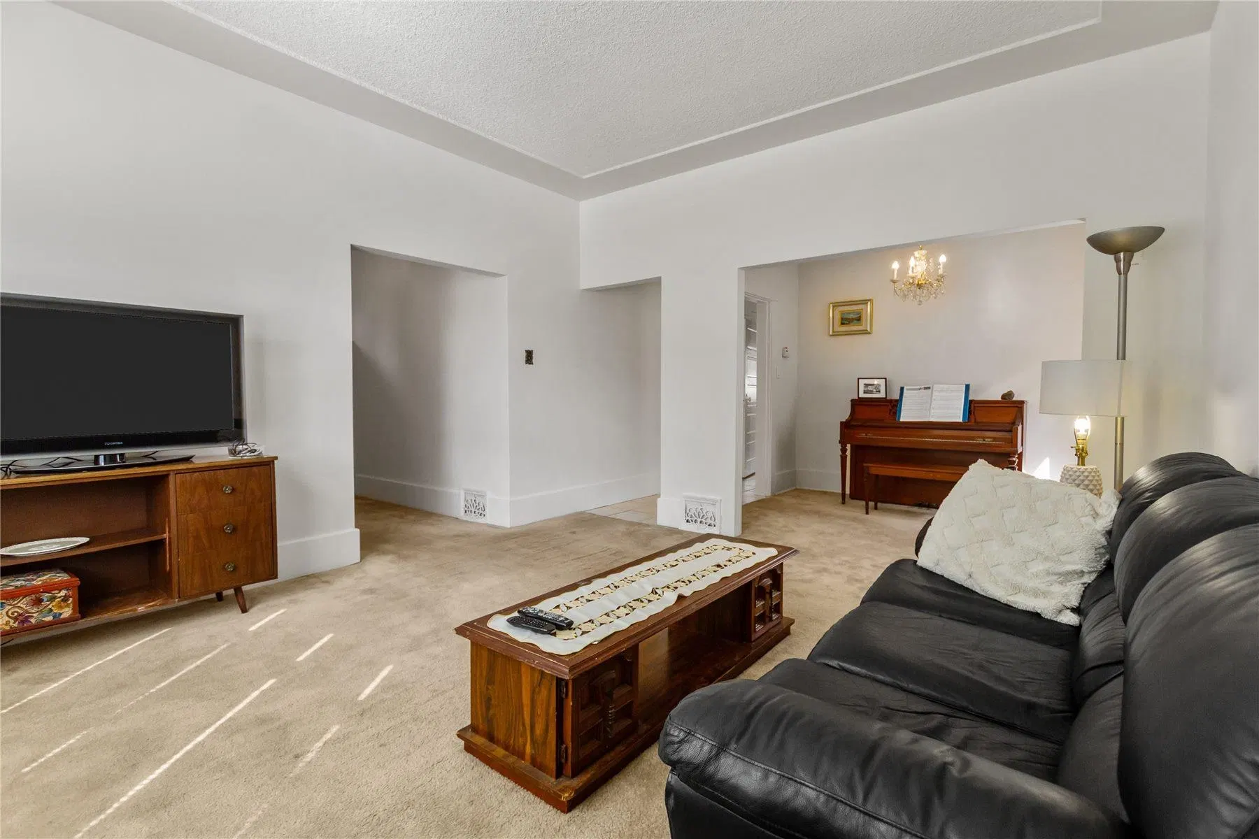 Photo 4 of 25 at 2461 Dundas Street