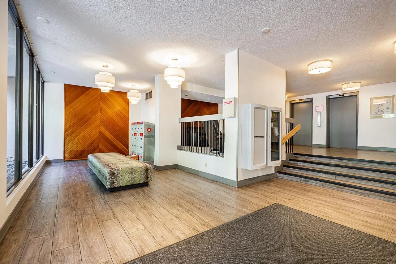 Photo 3 of 27 at #404 – 2020 Bellwood Avenue