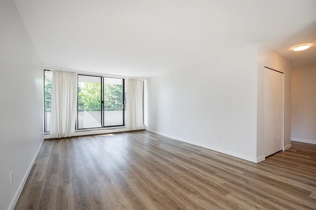 Photo 4 of 27 at #404 – 2020 Bellwood Avenue