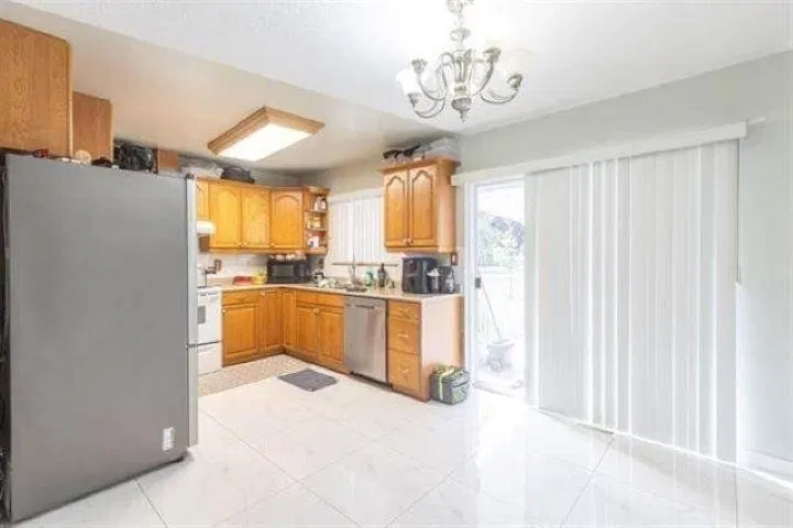 Photo 5 of 27 at 13325 66a Avenue