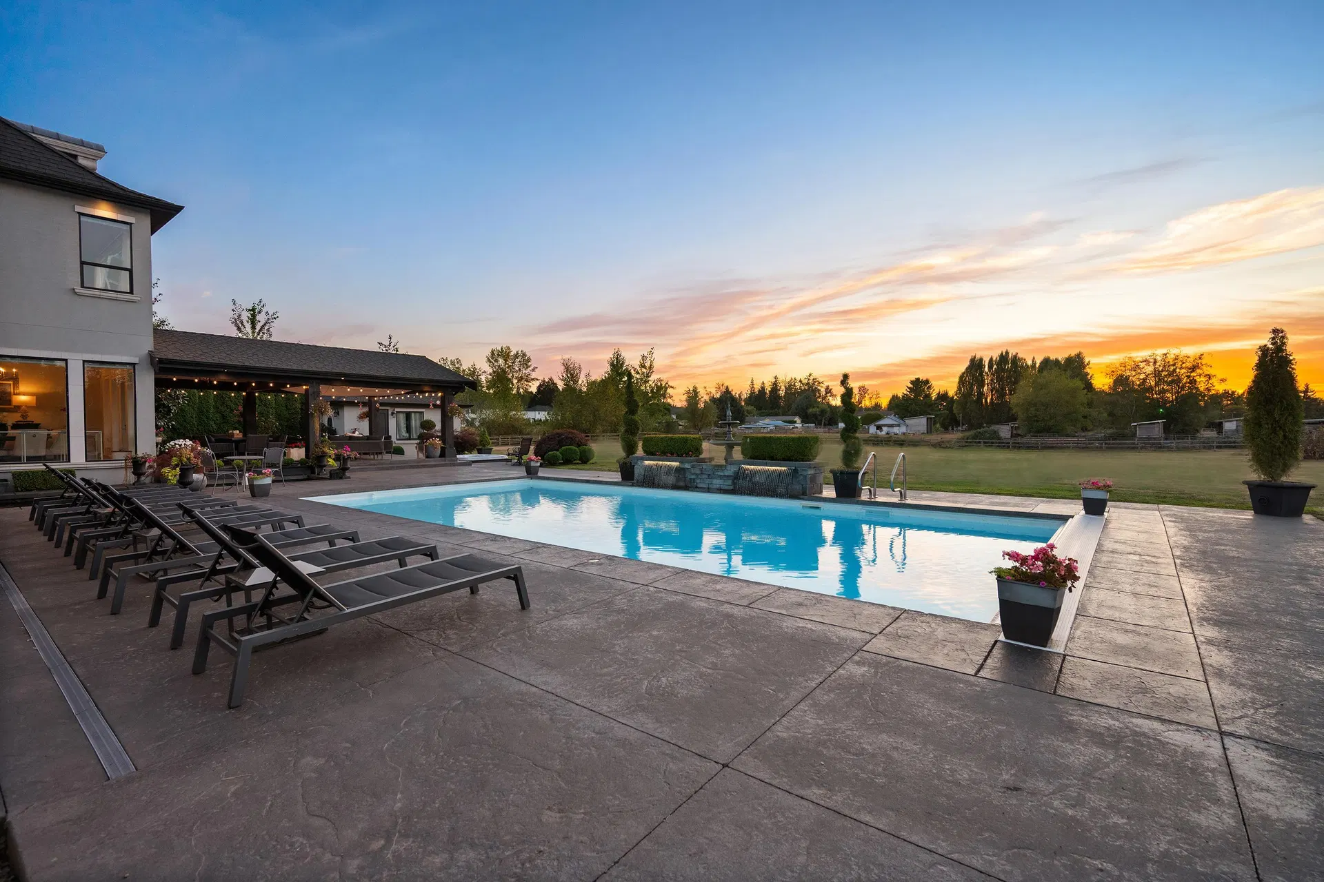 Photo 5 of 40 at 687 204th Street