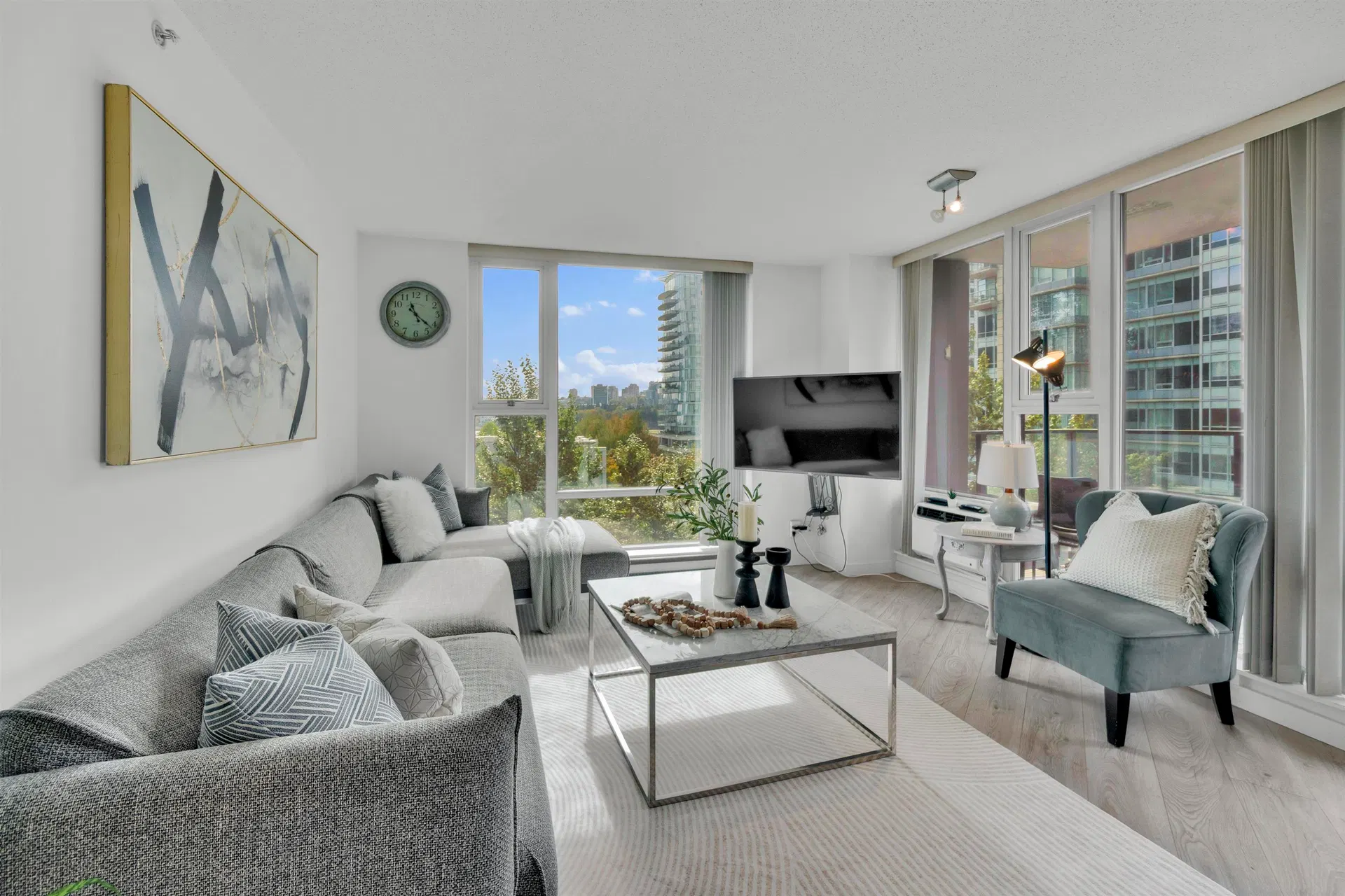 Photo 3 of 40 at #502 – 455 Beach Crescent