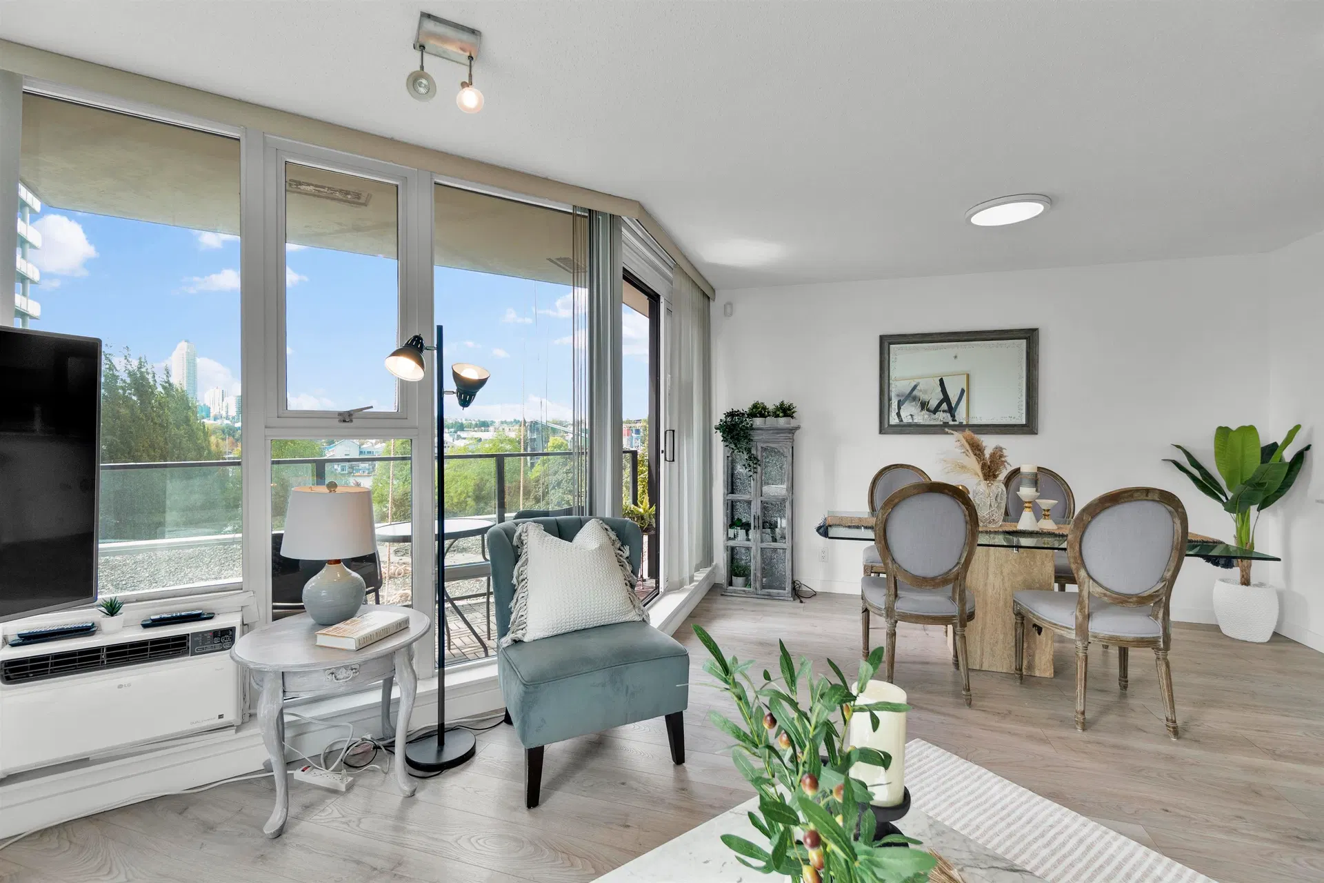 Photo 4 of 40 at #502 – 455 Beach Crescent