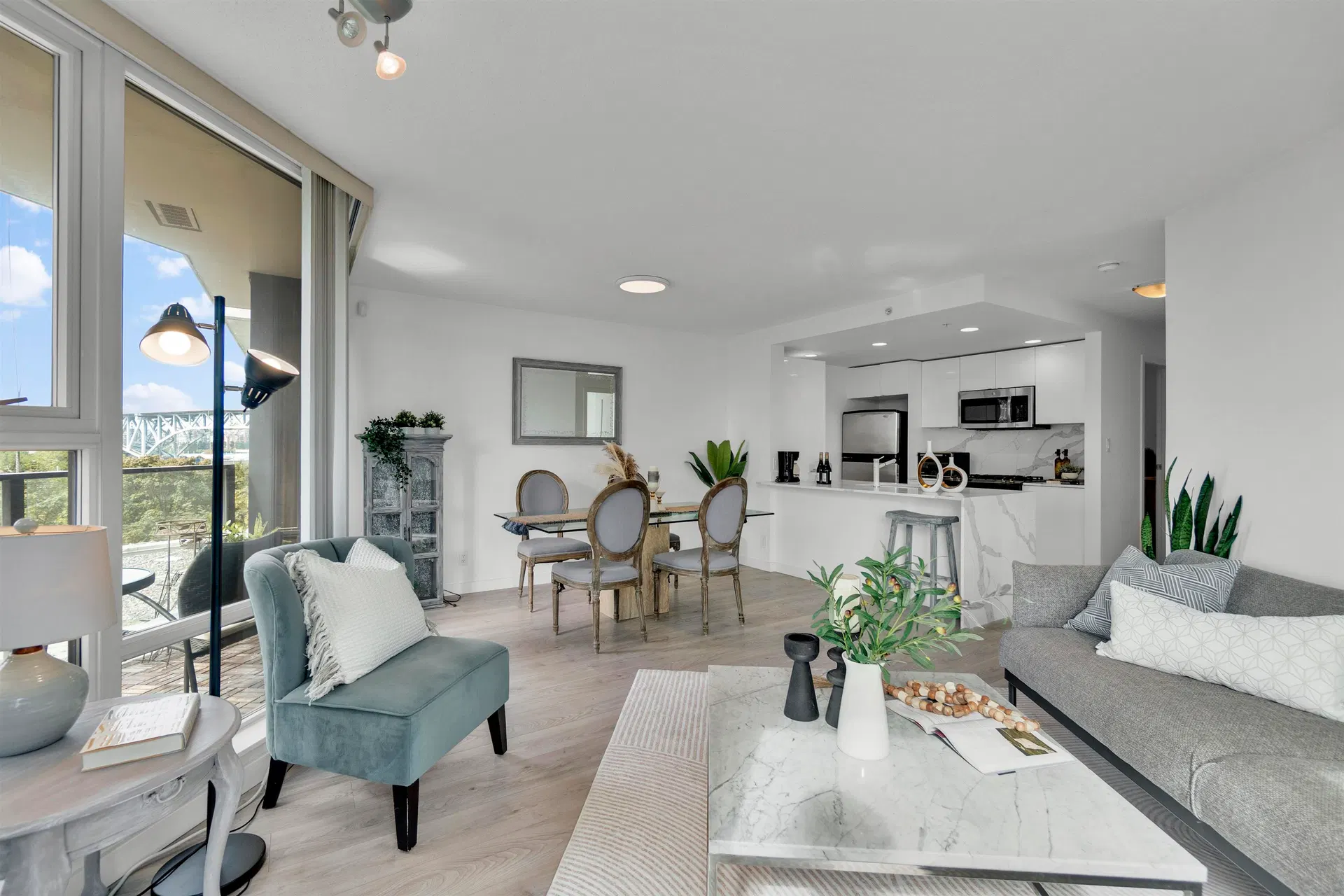 Photo 5 of 40 at #502 – 455 Beach Crescent