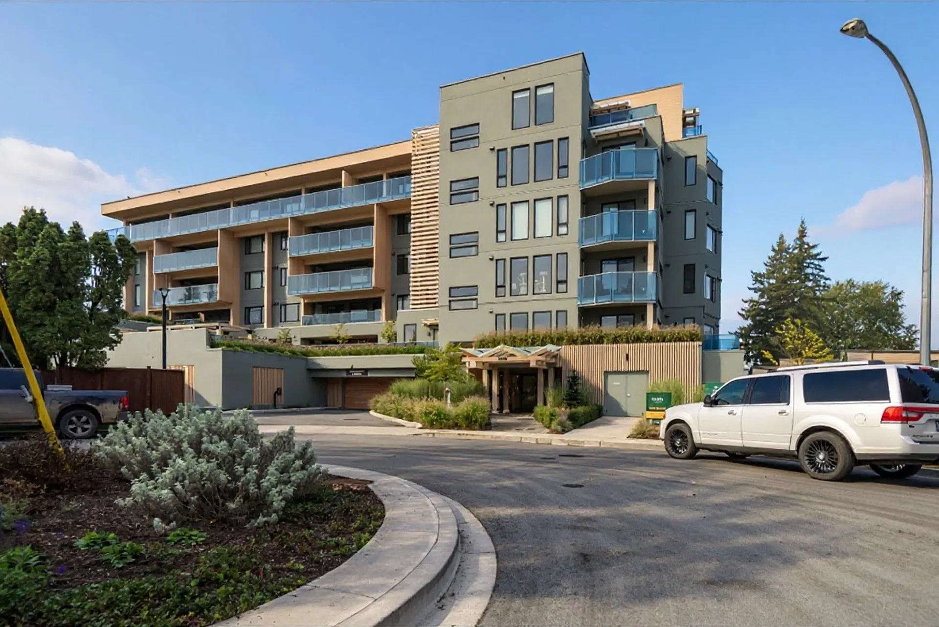 Photo 1 of 40 at #301 – 33160 Plaxton Crescent