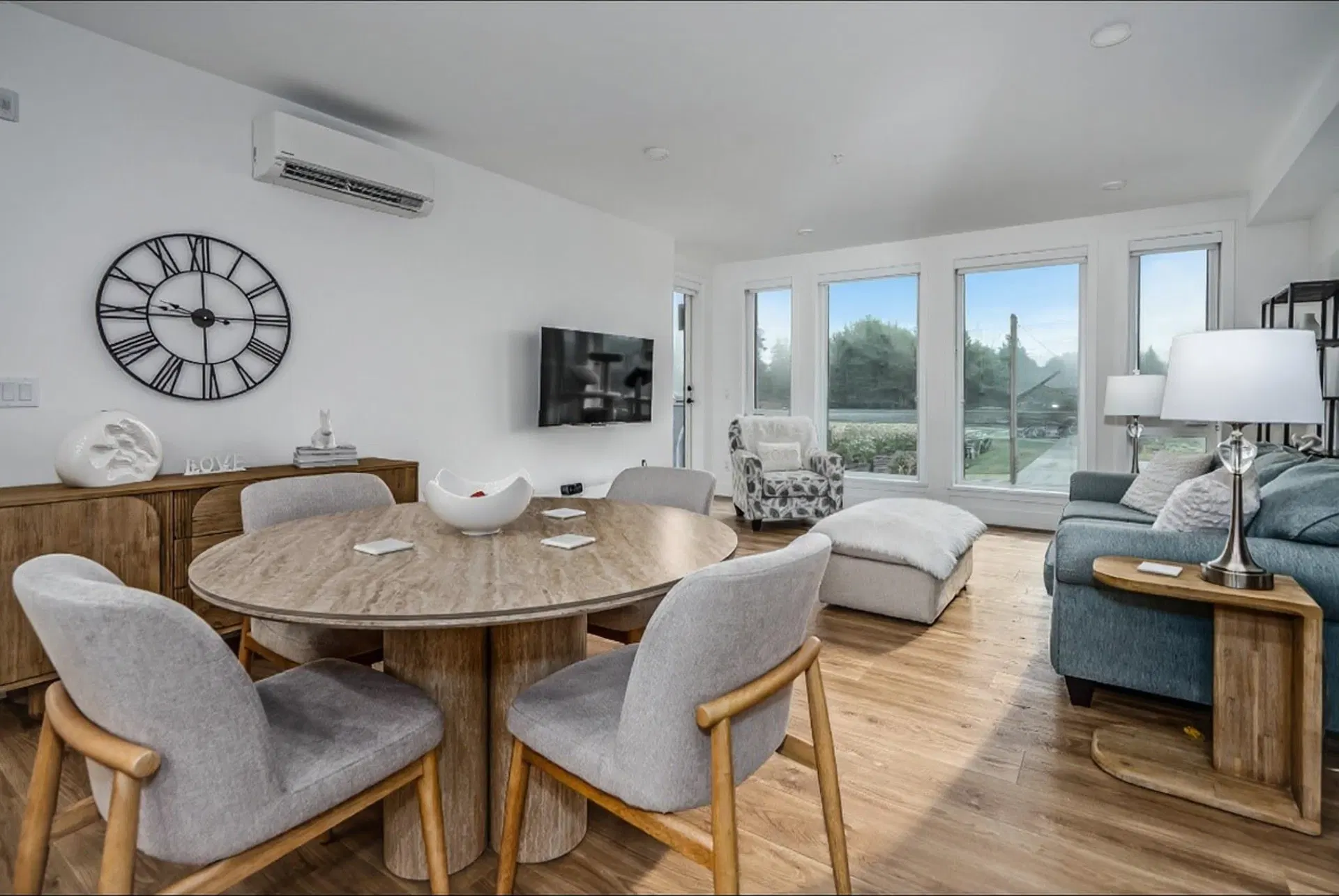 Photo 2 of 40 at #301 – 33160 Plaxton Crescent