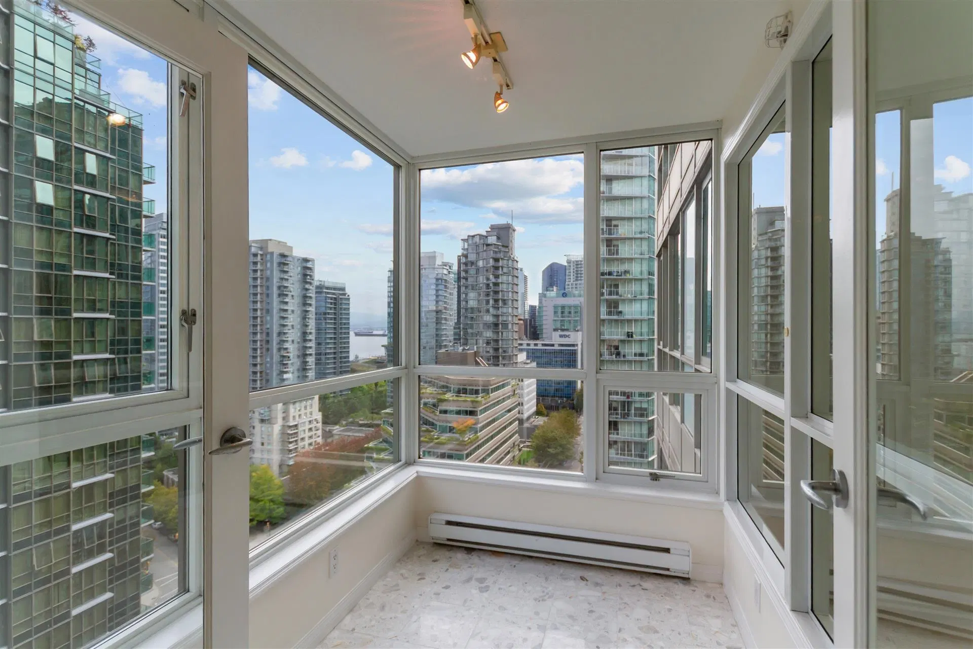 Photo 4 of 24 at #2206 – 1328 W Pender Street