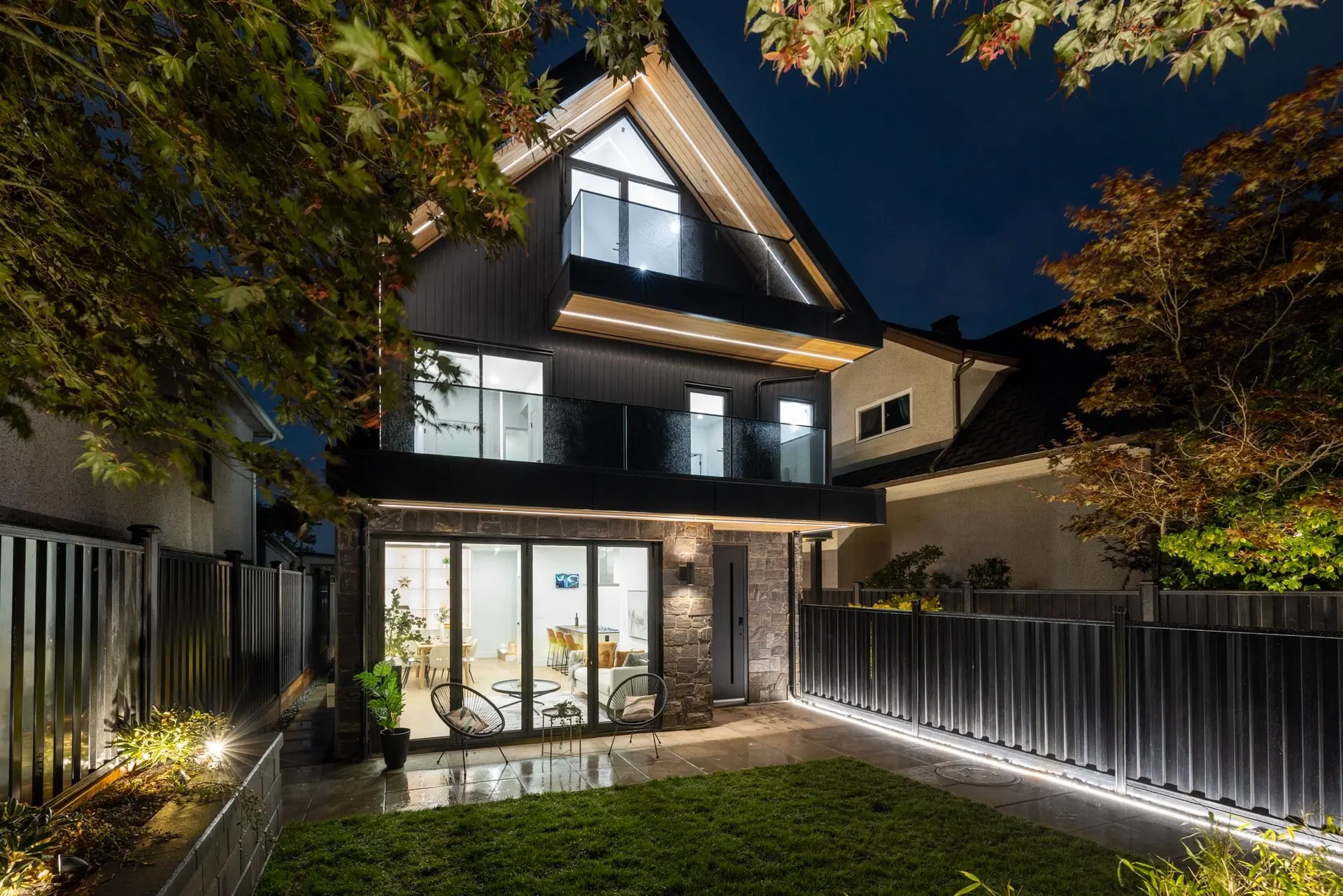 Photo 3 of 40 at #1 – 2145 Napier Street
