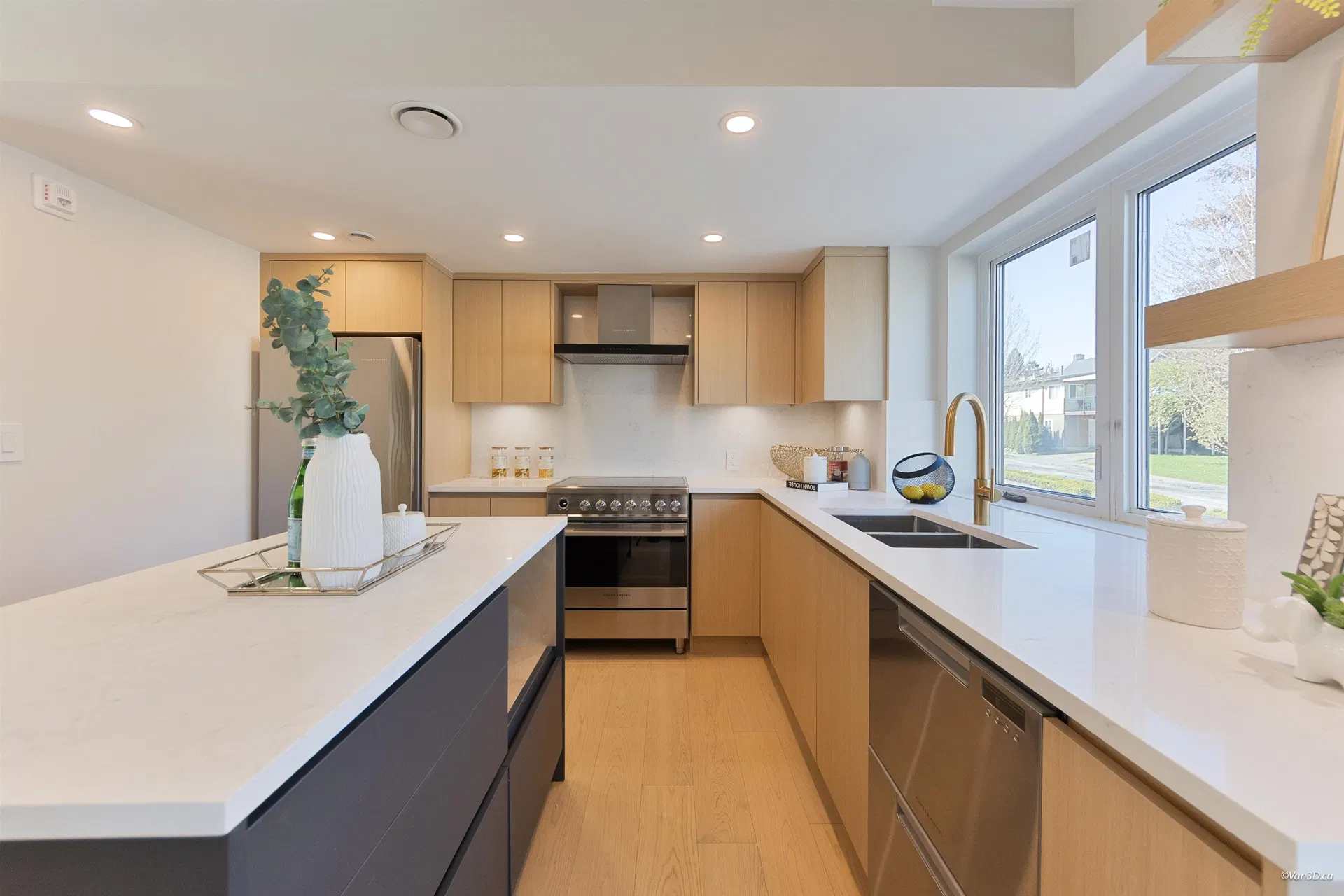 Photo 4 of 13 at 1402 E 18th Avenue