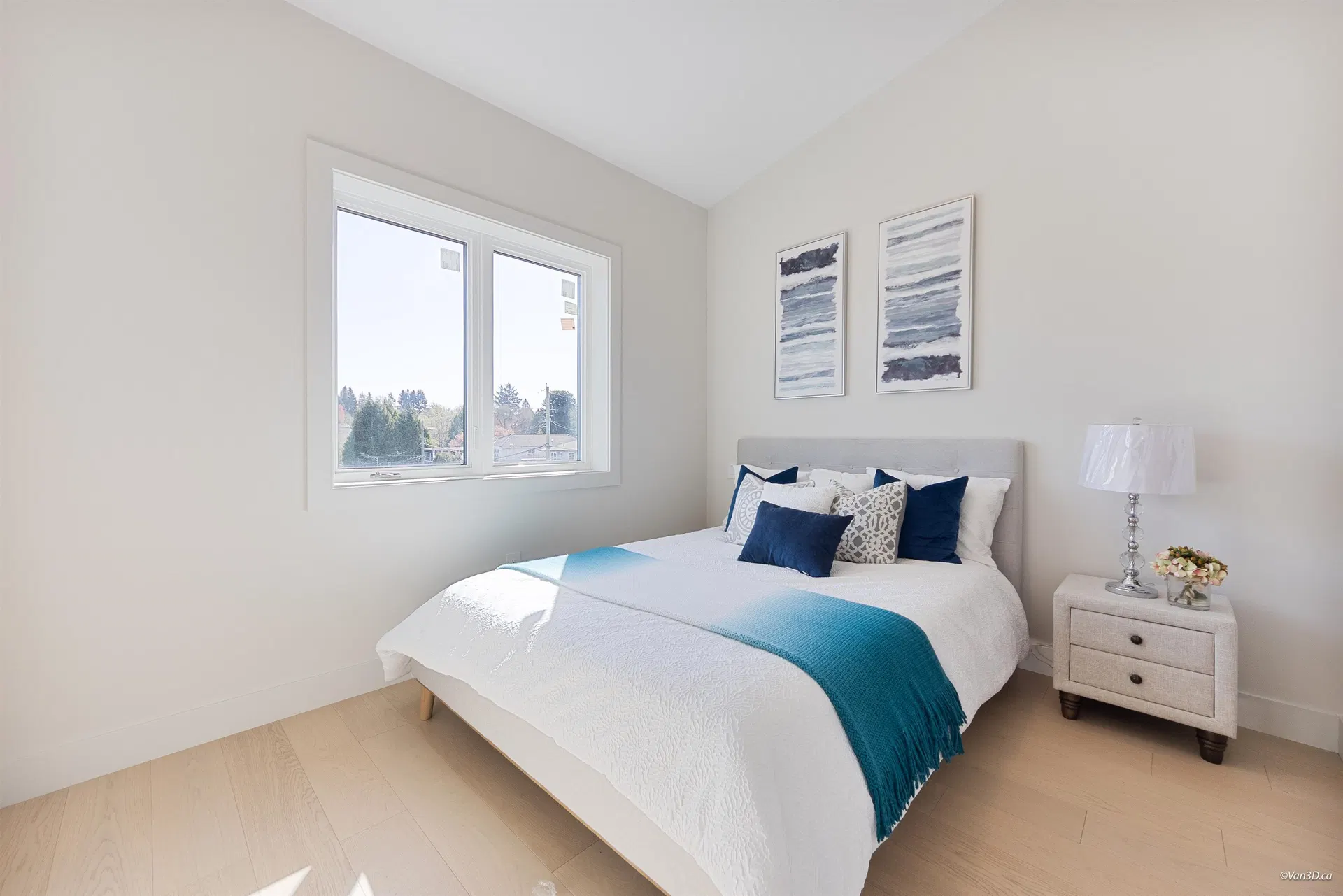 Photo 5 of 13 at 1402 E 18th Avenue