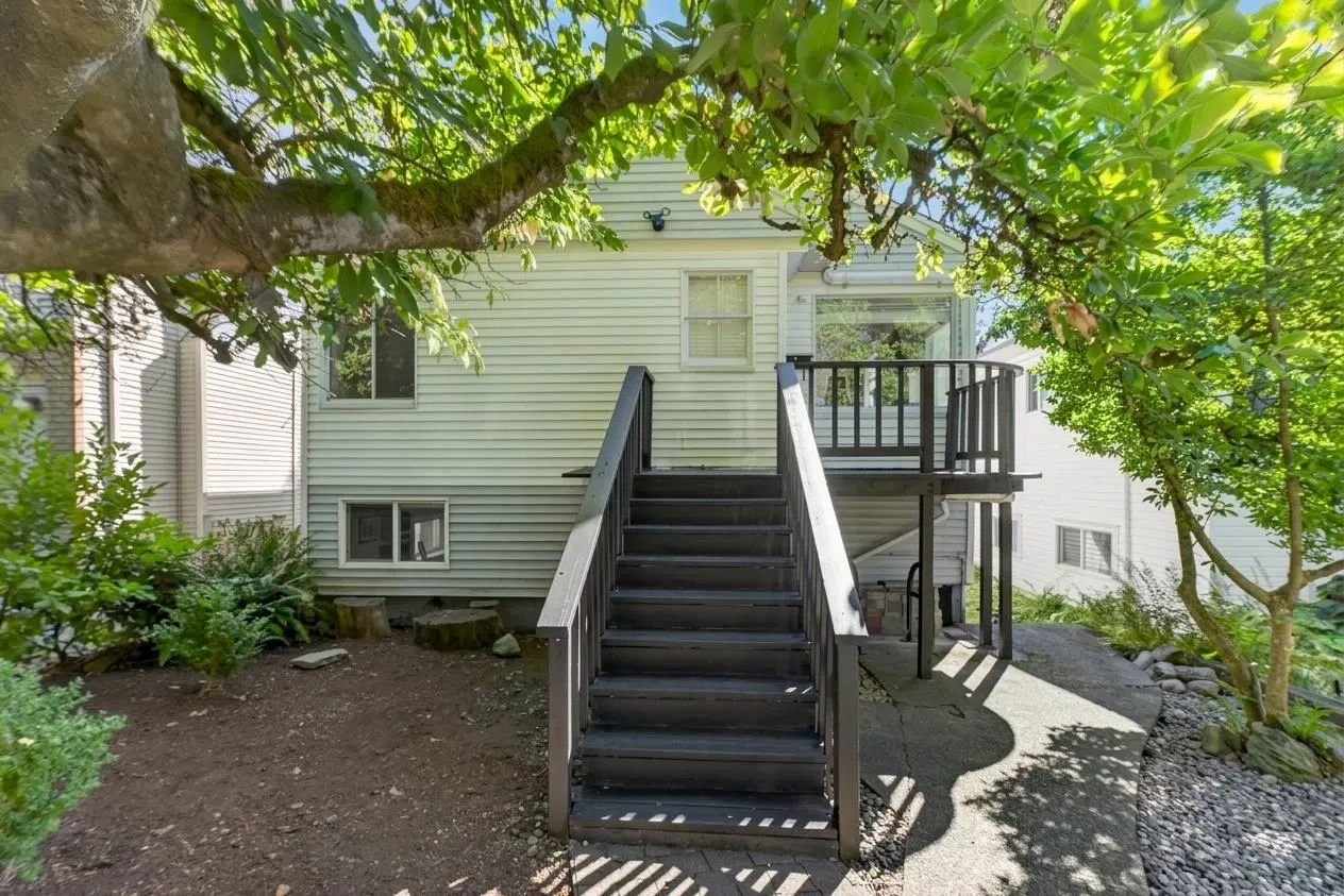 Photo 3 of 40 at 2218 E 11th Avenue