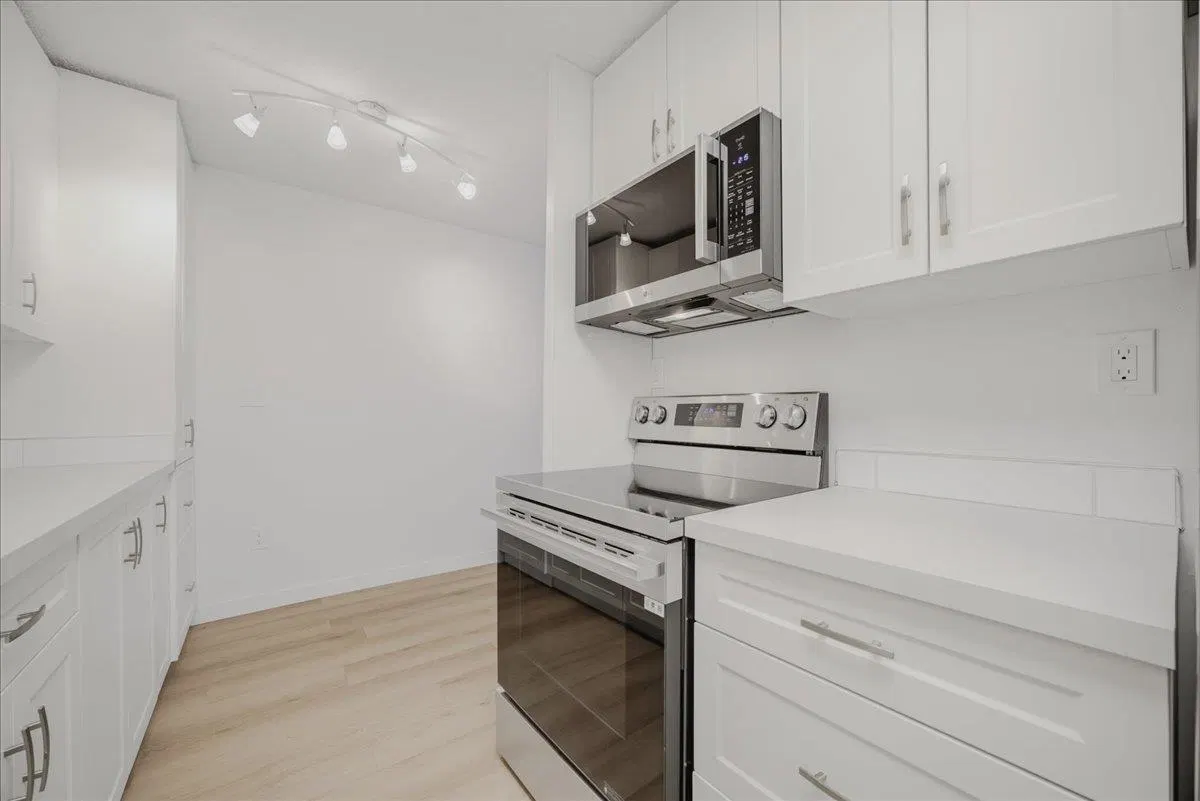Photo 5 of 24 at #107 – 15020 North Bluff Road