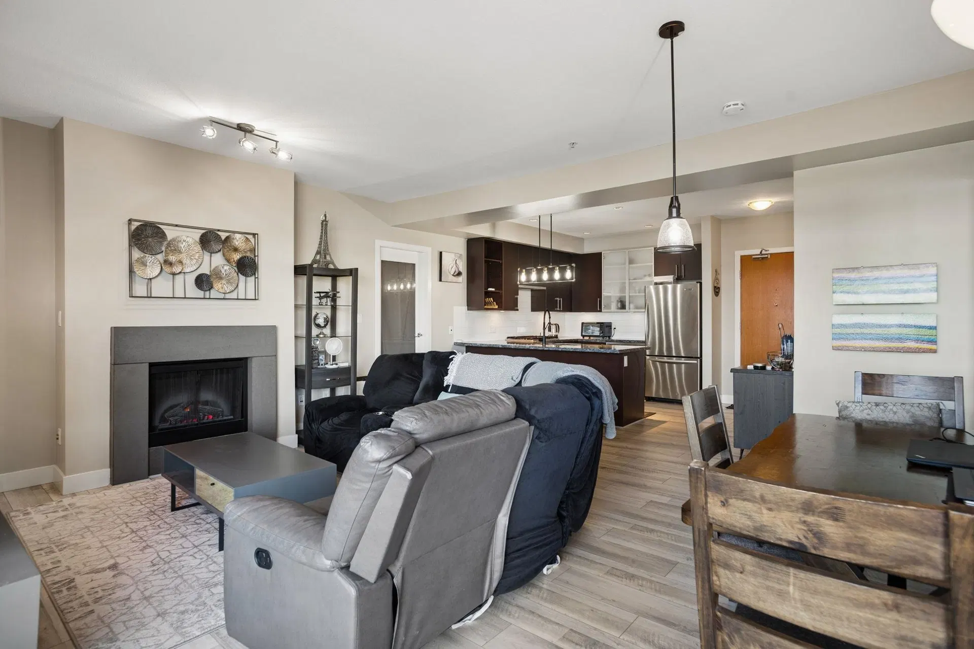 Photo 3 of 40 at #201 – 14300 Riverport Way