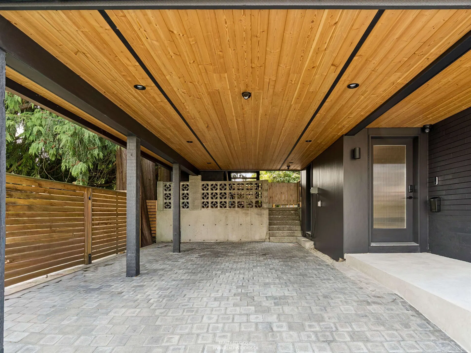 Photo 3 of 40 at 476 E 29th Avenue