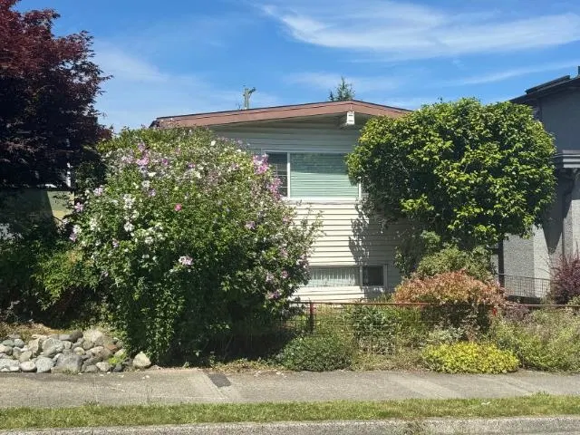 Photo 2 of 5 at 2935 Adanac Street