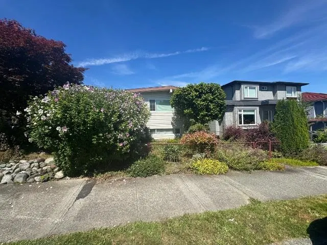 Photo 4 of 5 at 2935 Adanac Street