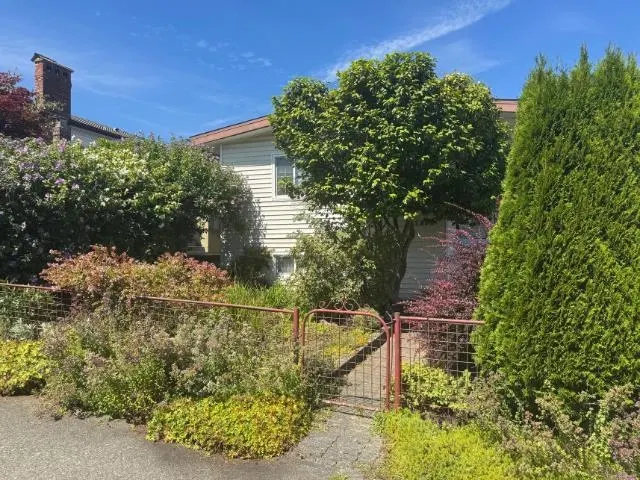 Photo 5 of 5 at 2935 Adanac Street