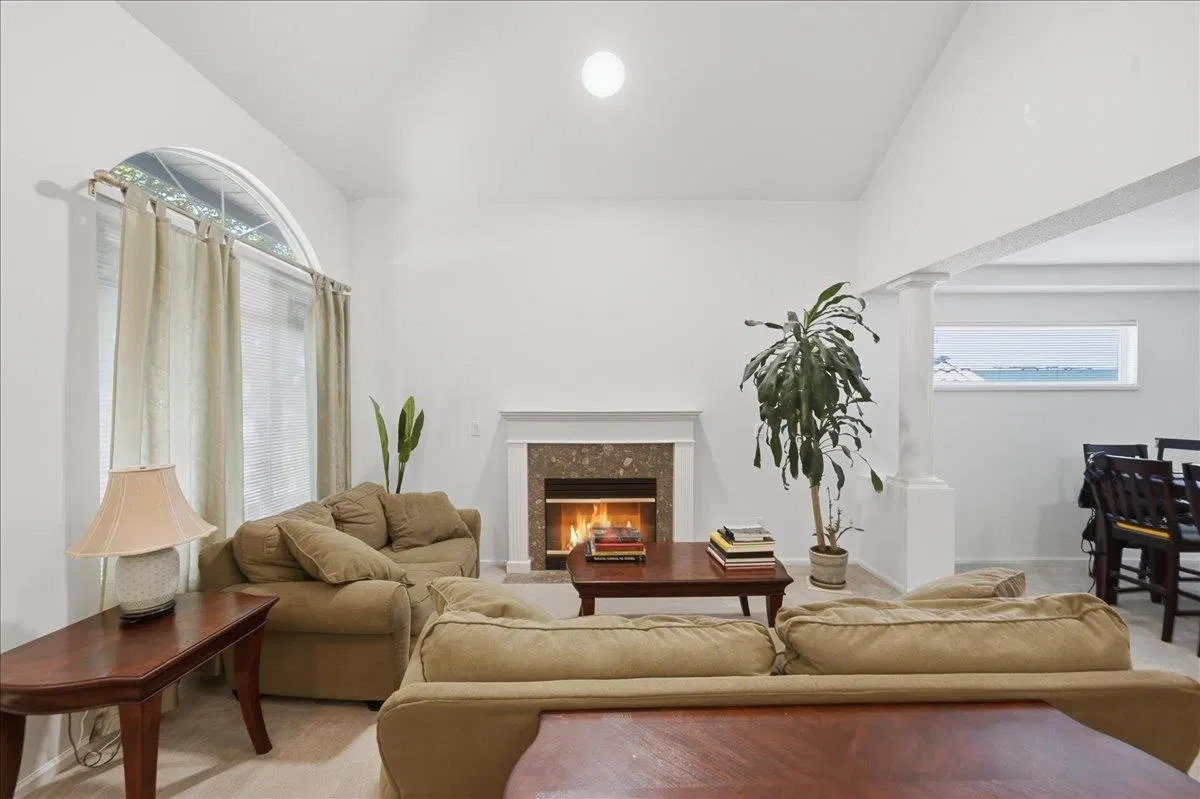 Photo 3 of 40 at 1594 Plateau Crescent