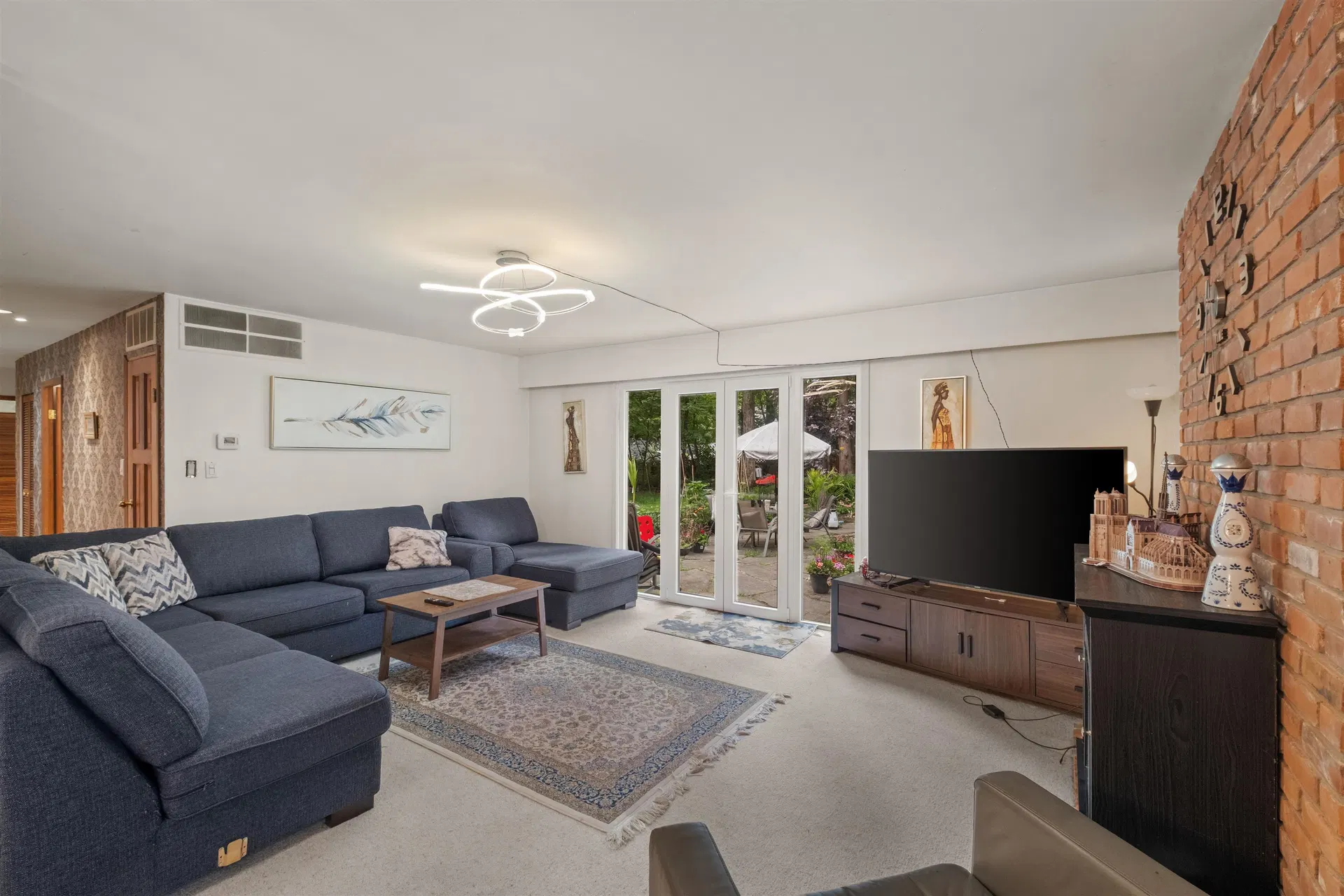 Photo 4 of 28 at 886 E 29th Street