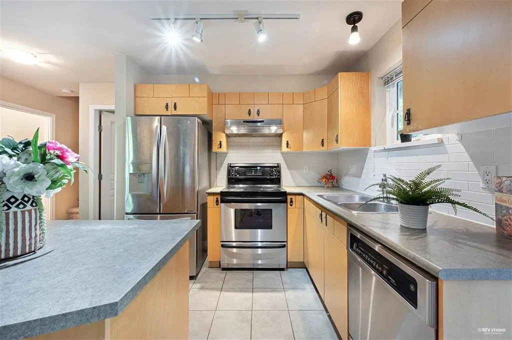 Photo 5 of 28 at #17 – 7488 Southwynde Avenue