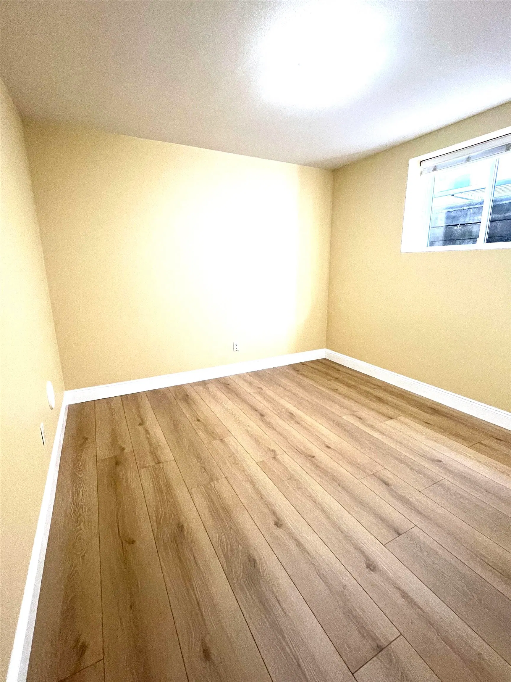 Photo 5 of 10 at 16121 111a Avenue