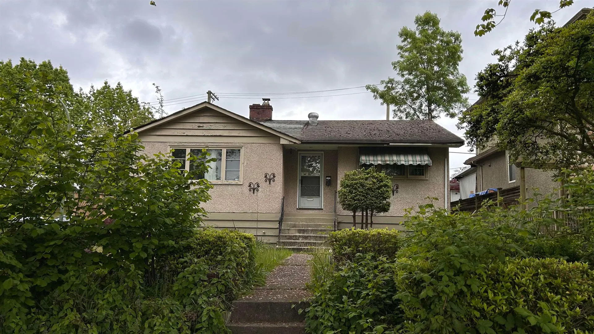 Photo 3 of 19 at 2306 Rupert Street