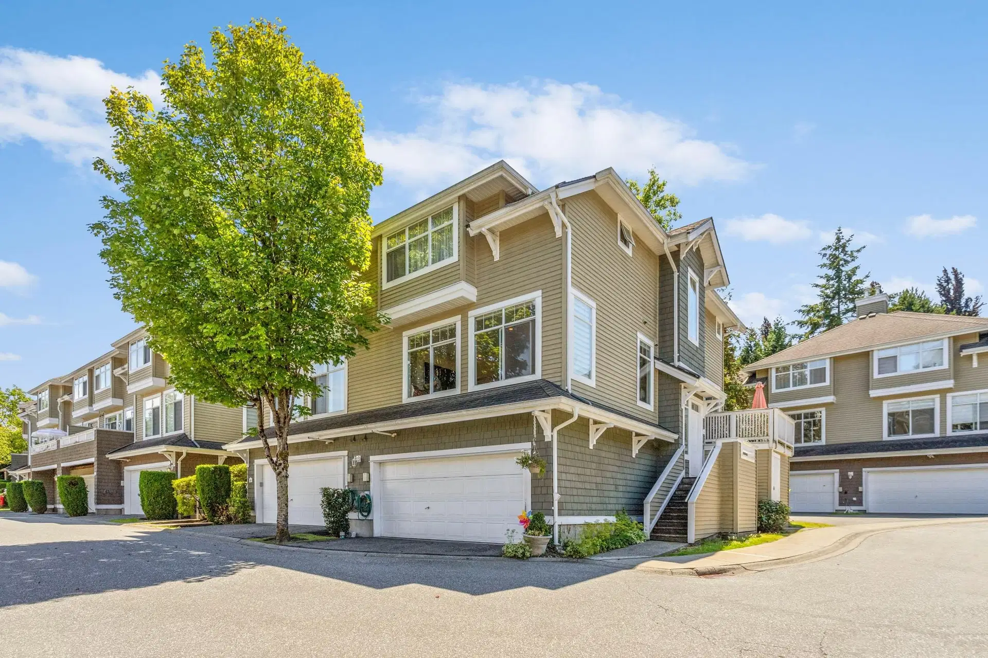 #19 – 5240 Oakmount Crescent