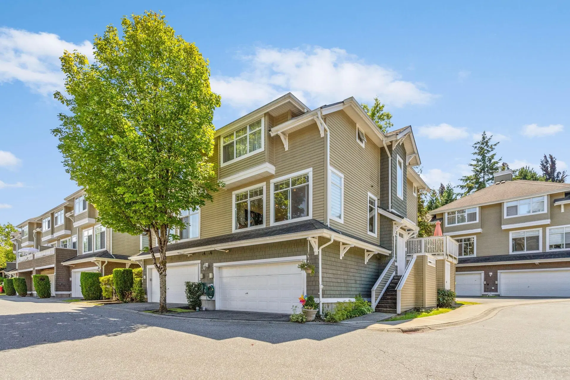 #19 – 5240 Oakmount Crescent