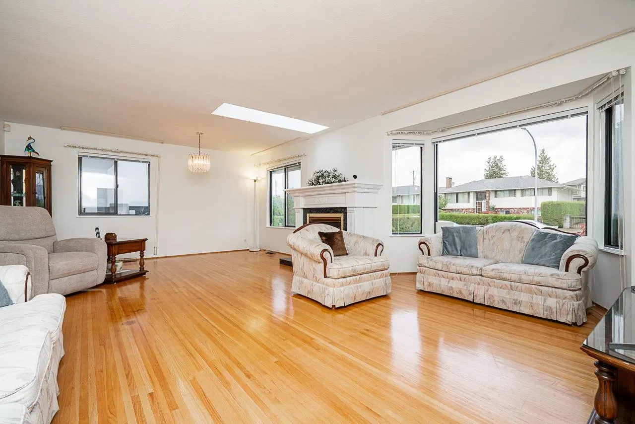 Photo 5 of 39 at 6546 Dunnedin Street