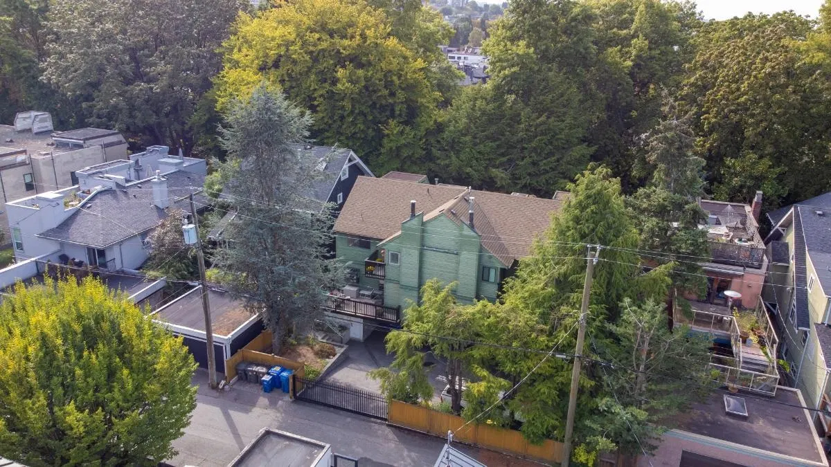 Photo 3 of 28 at 1346 Walnut Street