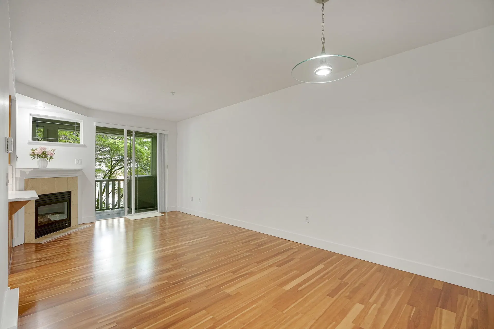 Photo 4 of 23 at #211 – 15350 16a Avenue