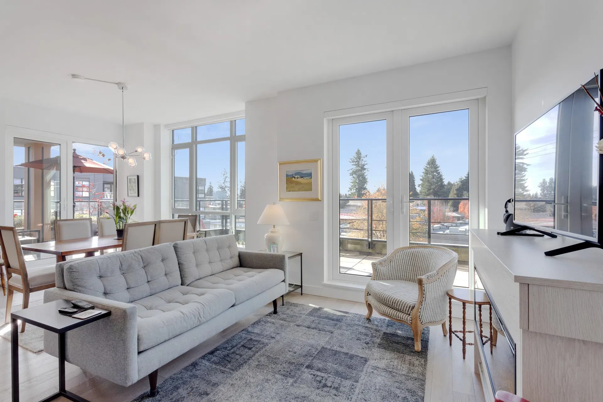 Photo 4 of 37 at #206 – 3220 Connaught Crescent
