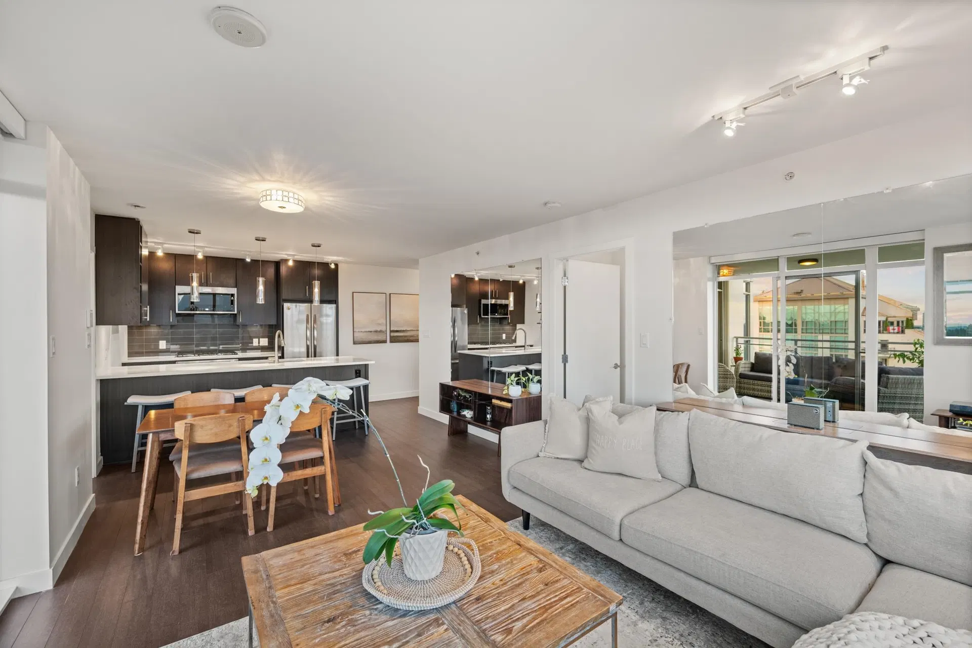 Photo 5 of 39 at #2101 – 608 Belmont Street