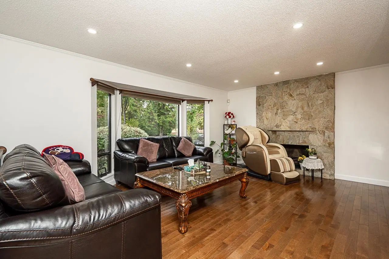 Photo 4 of 37 at 8448 154 Street