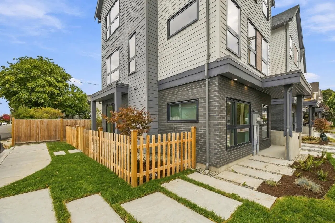 Photo 4 of 36 at 4778 48b Street
