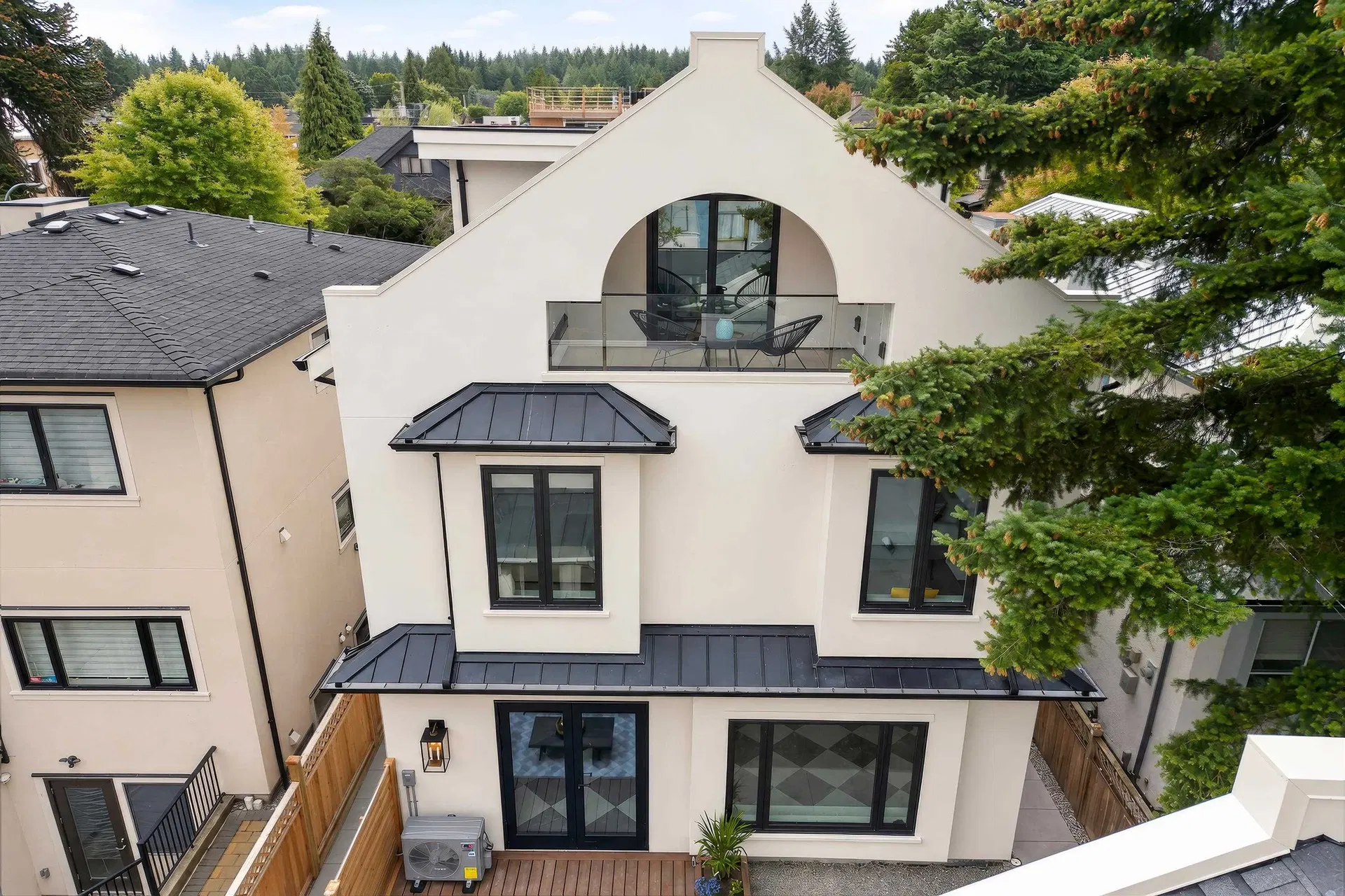 #2 – 4659 11th Avenue