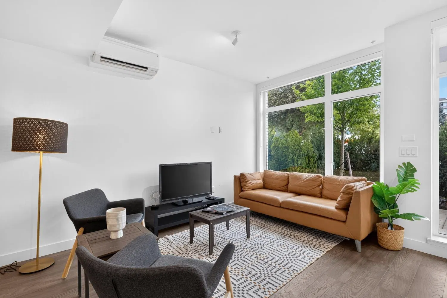 Photo 4 of 40 at 561 W 29th Avenue