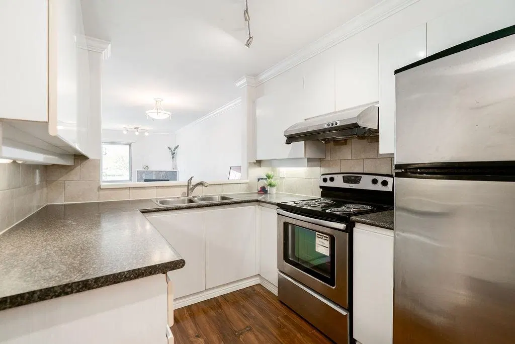 Photo 3 of 35 at #301 – 210 Carnarvon Street