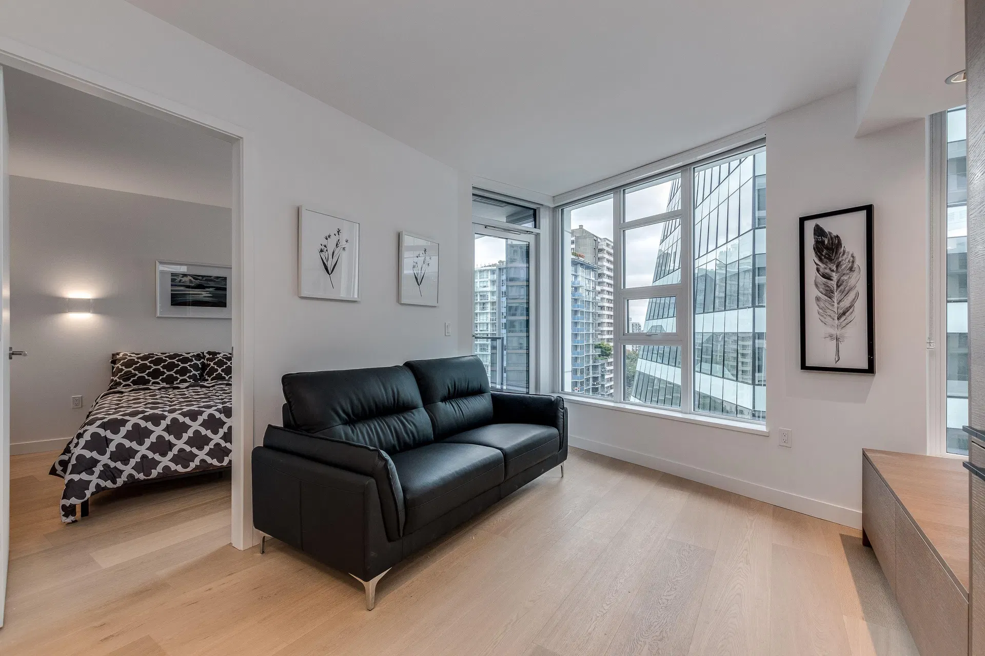 Photo 3 of 18 at #1002 – 1289 Hornby Street