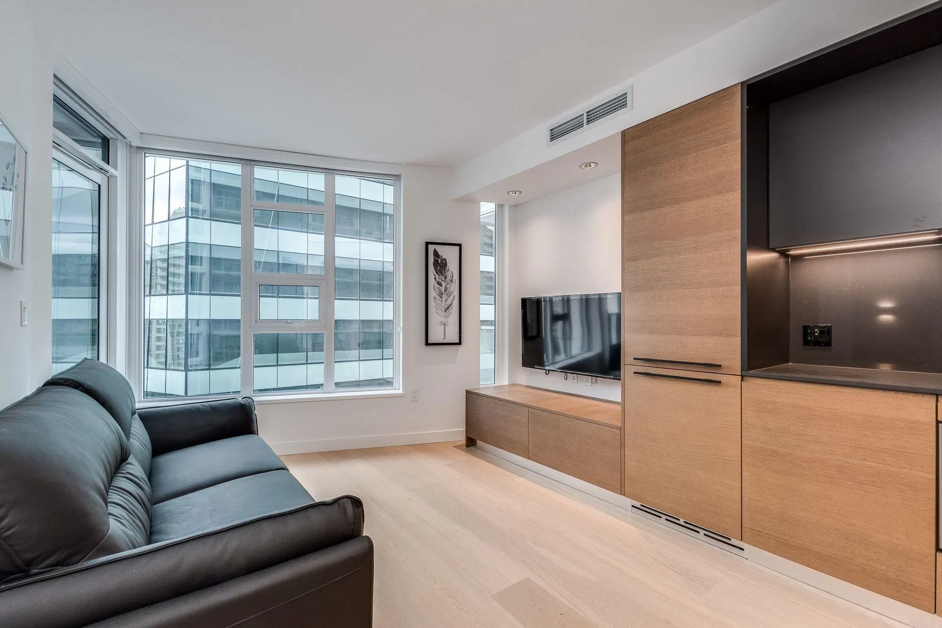 Photo 5 of 18 at #1002 – 1289 Hornby Street