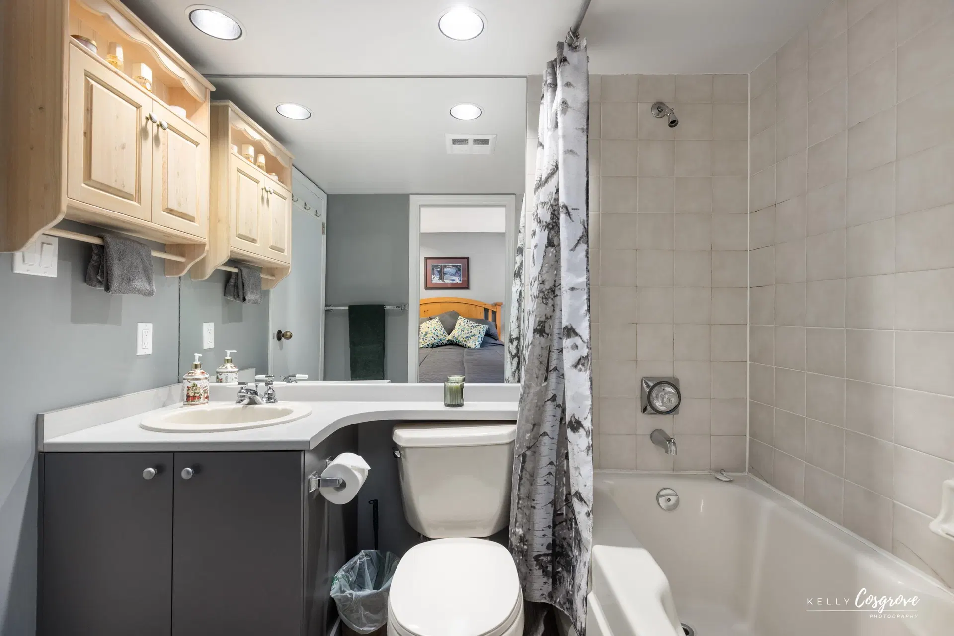 Photo 4 of 21 at #801 – 3050 Hillcrest Drive