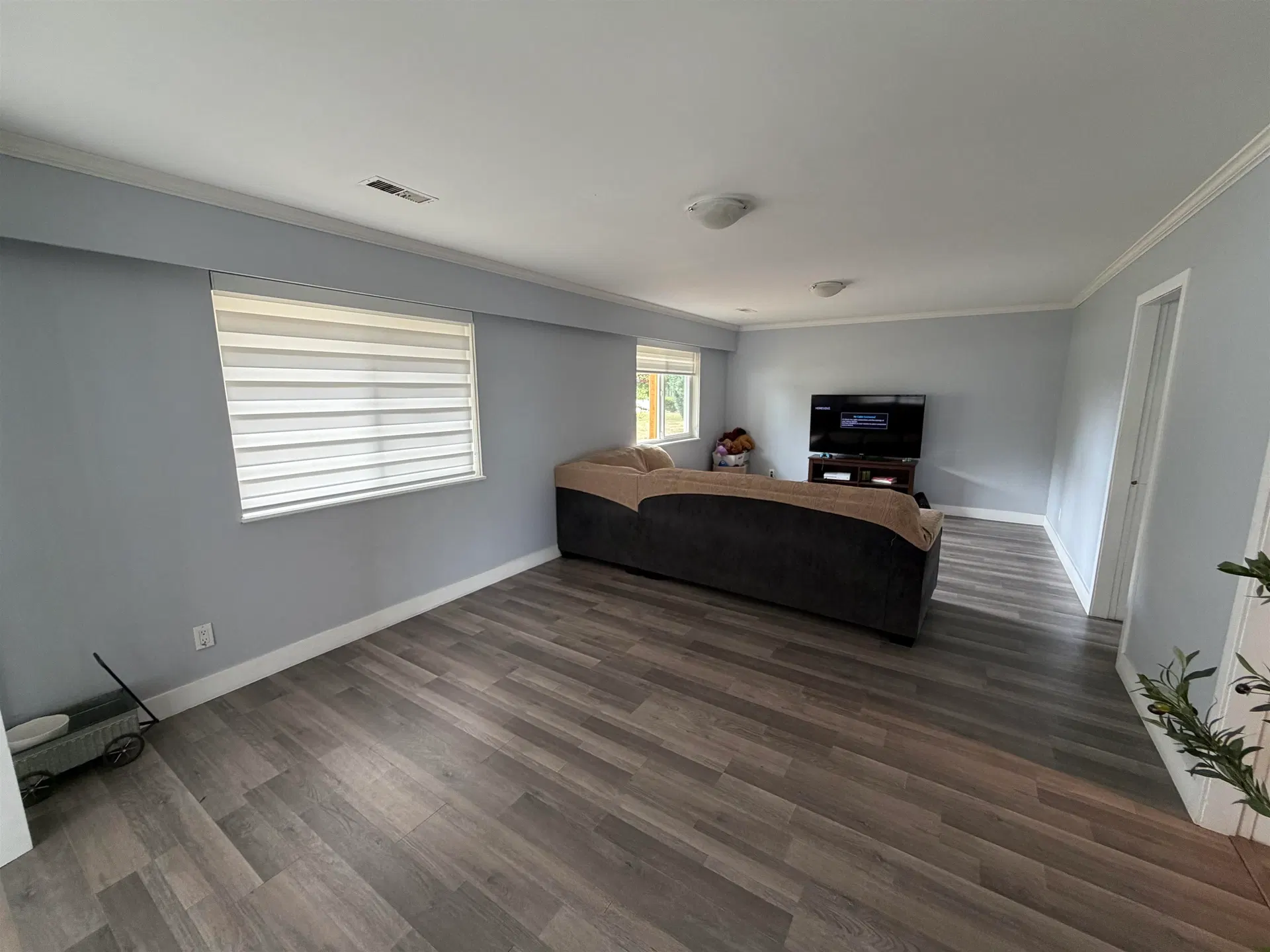 Photo 4 of 22 at 5237 12 Avenue