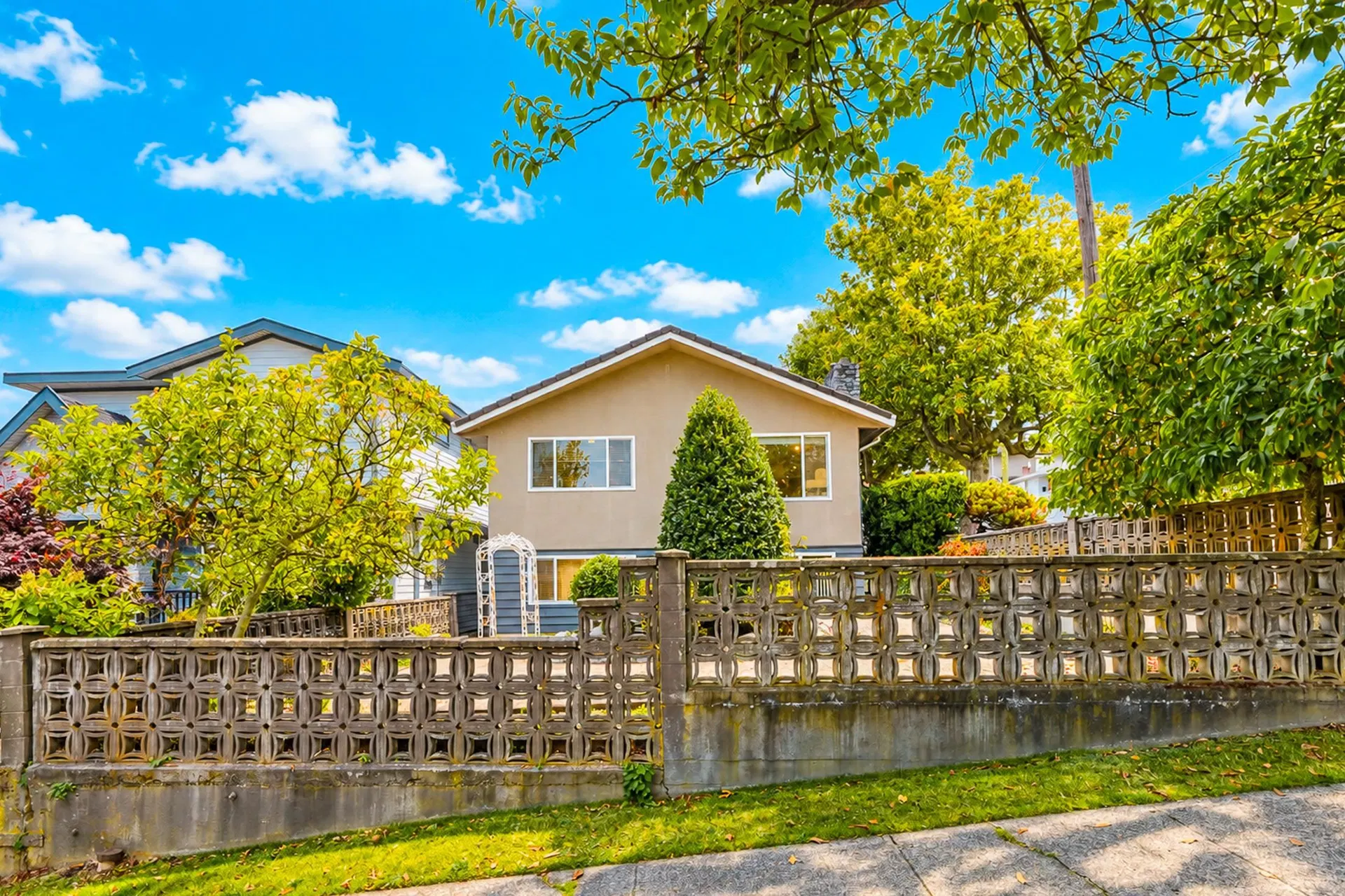 Photo 3 of 32 at 775 Esmond Avenue