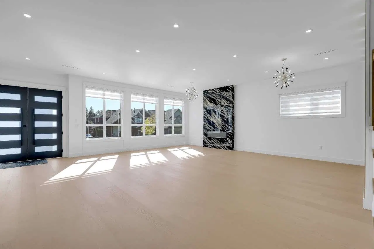 Photo 3 of 40 at 15683 107 Avenue